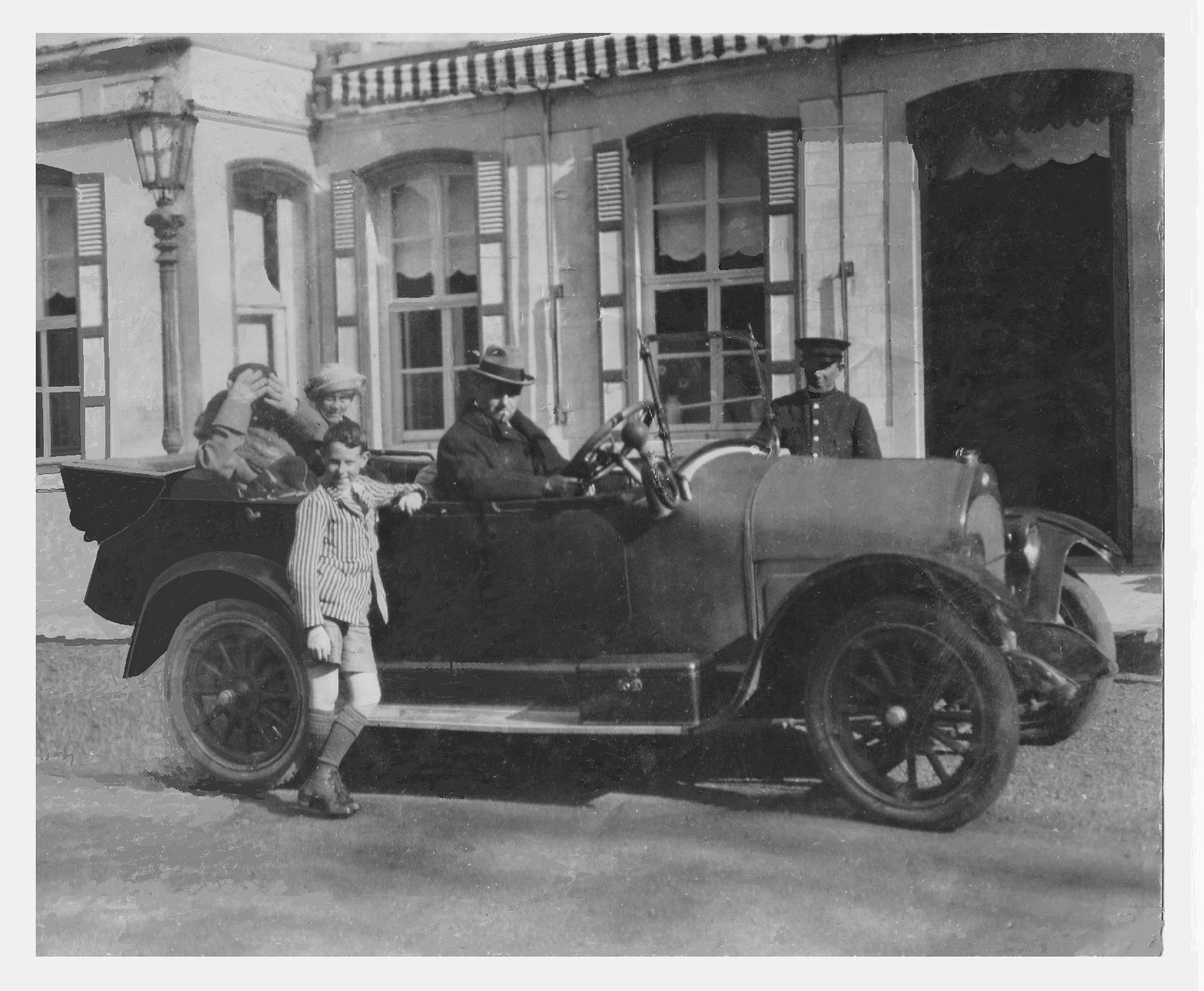Rodolphe avec sa voiture dans les années 20