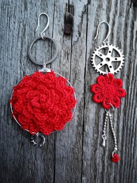 Boucles d'oreilles asymétriques rouge et argent,rouage, pièces mécaniques, fleur guipûre et crochet coton